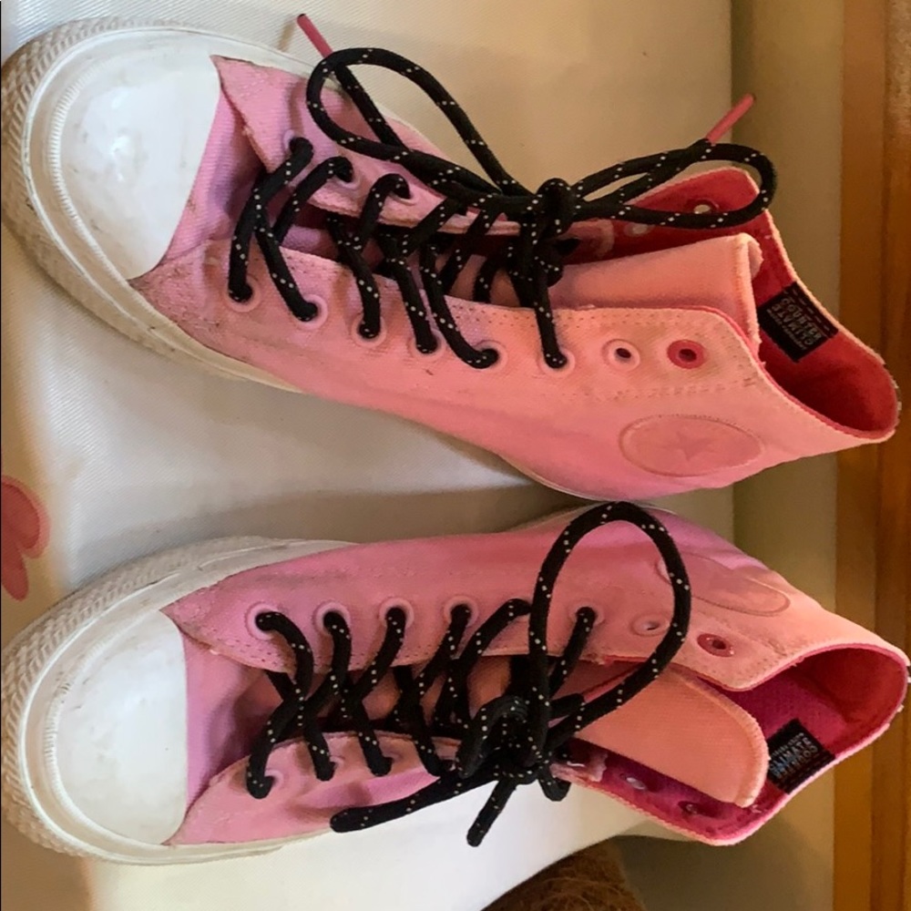 Cute pink converse hitops size 10 US in women’s